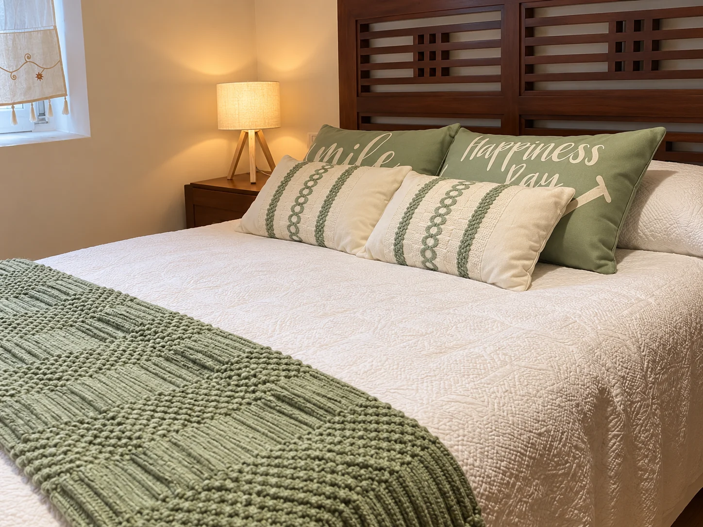 Dormitorio de Casa Cruceira con cama de matrimonio y textiles verdes