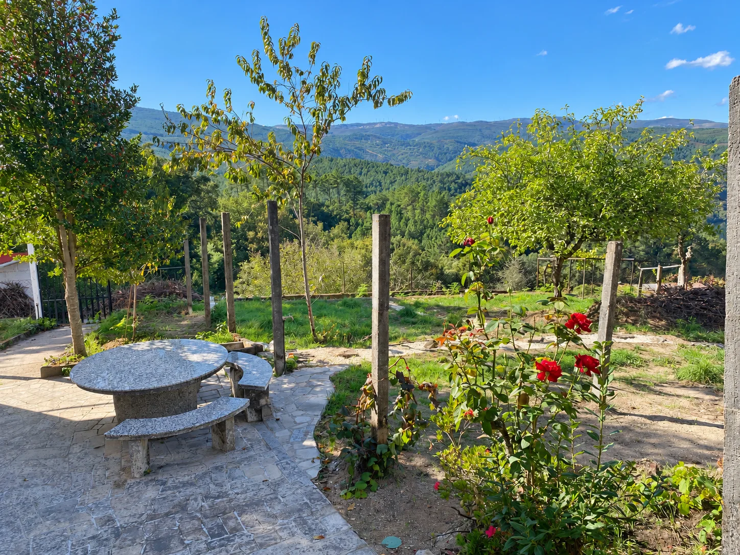 Mesa de piedra en la finca privada de Casa Cruceira con vistas al Miño